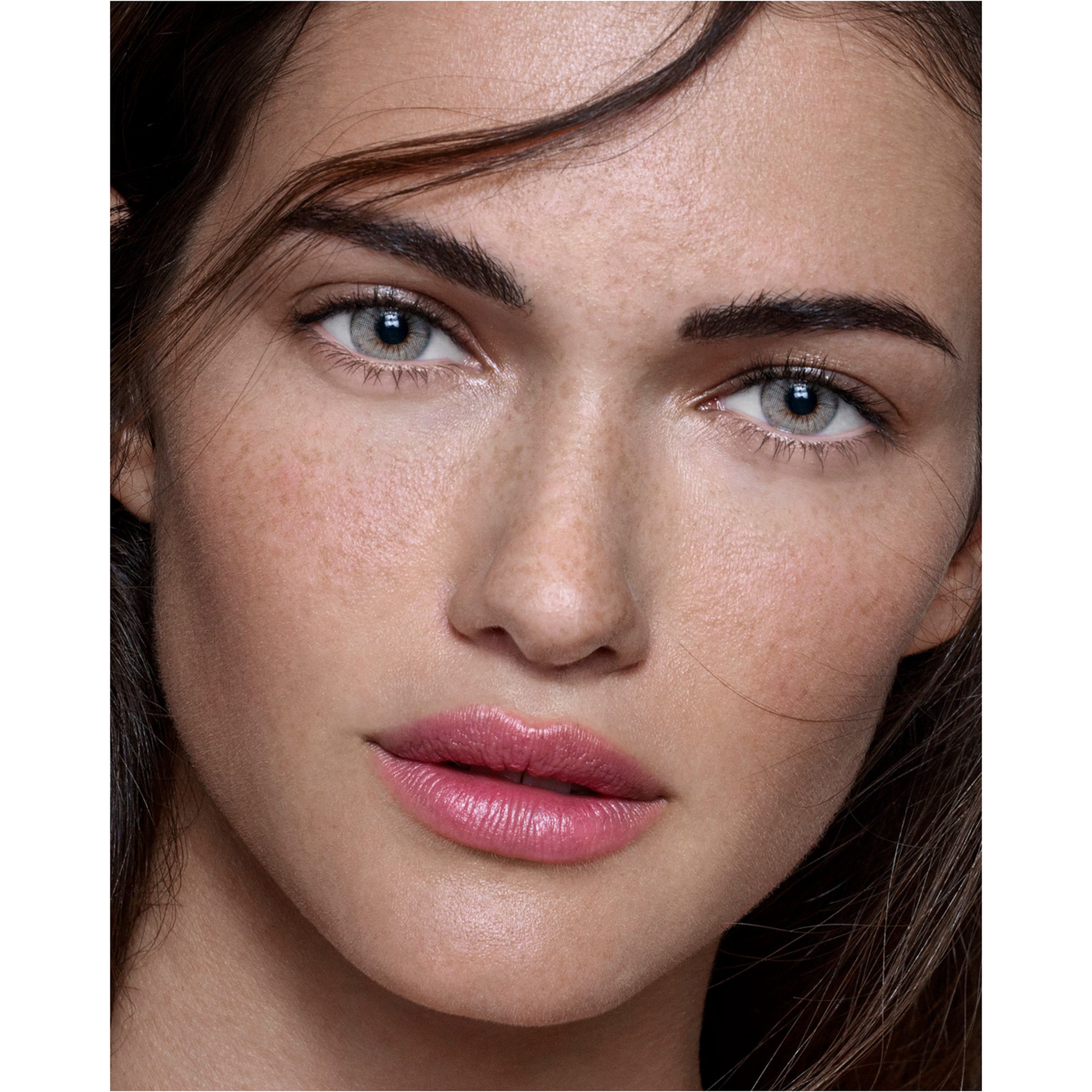 اناستازيا عدسات لاصقة شهرية