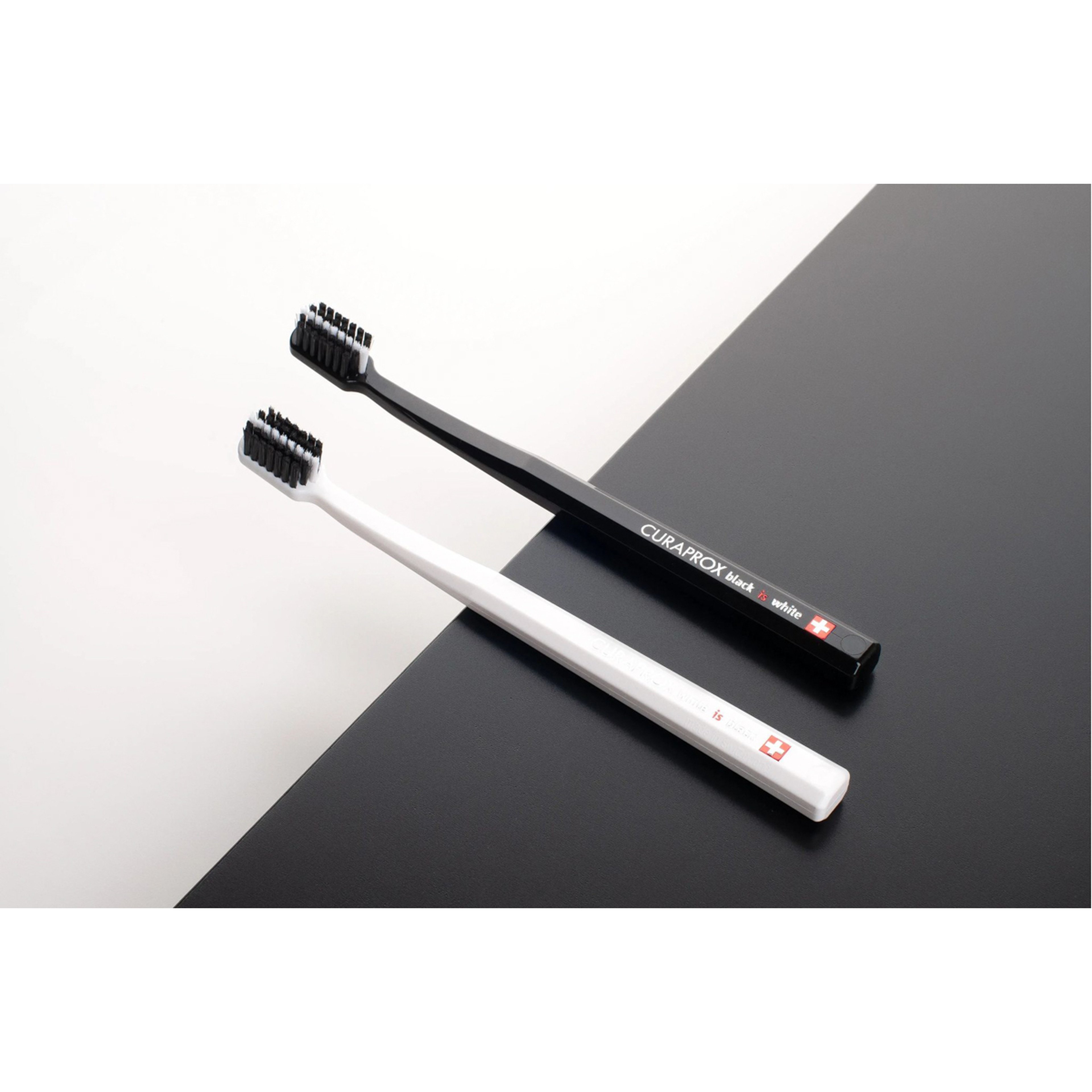 كيورابروكس فرشاة أسنان بلاك إز وايت 2X