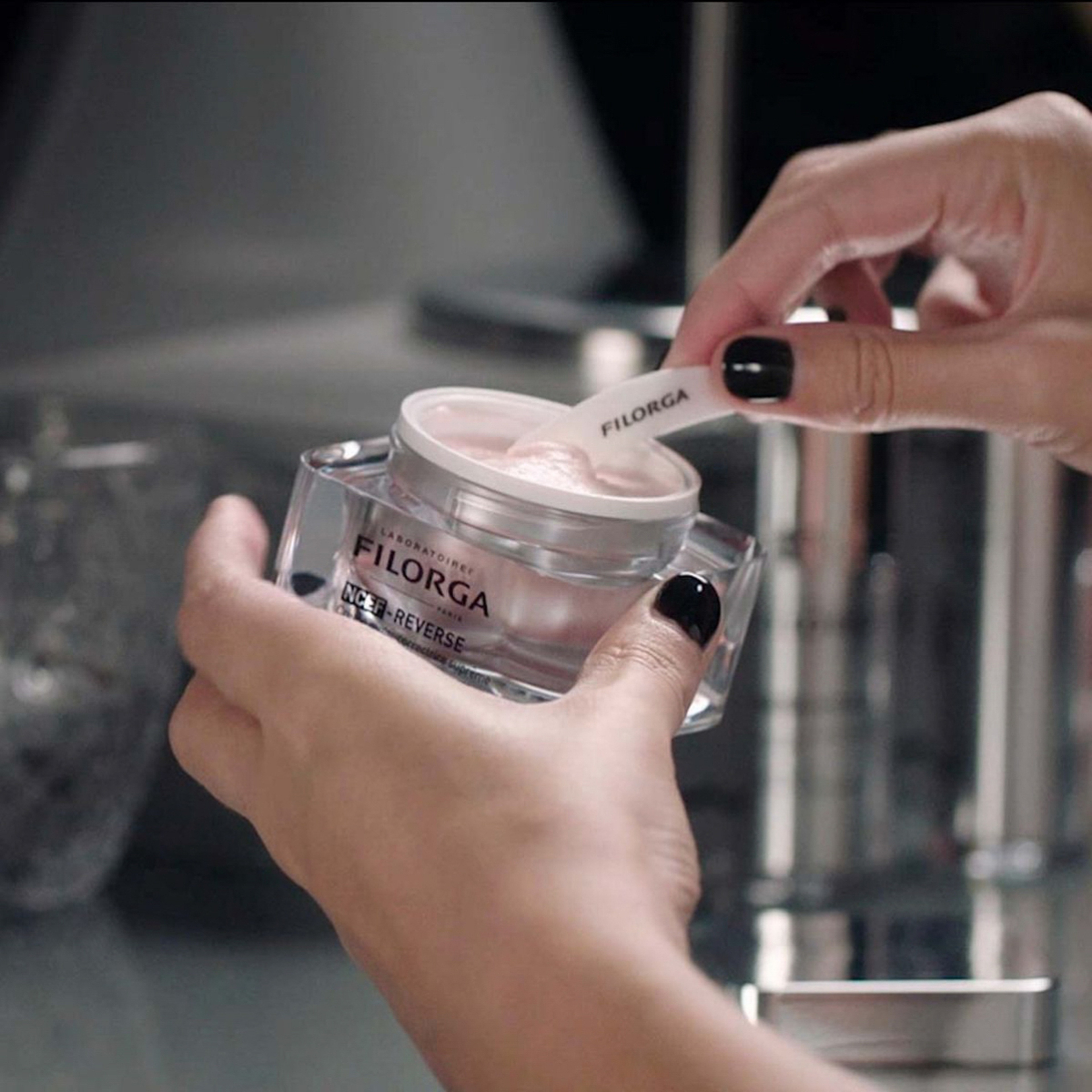 ان سي اي اف ريفيرس كريم للوجه لتقليل مظهر علامات التقدم في السن 50مل