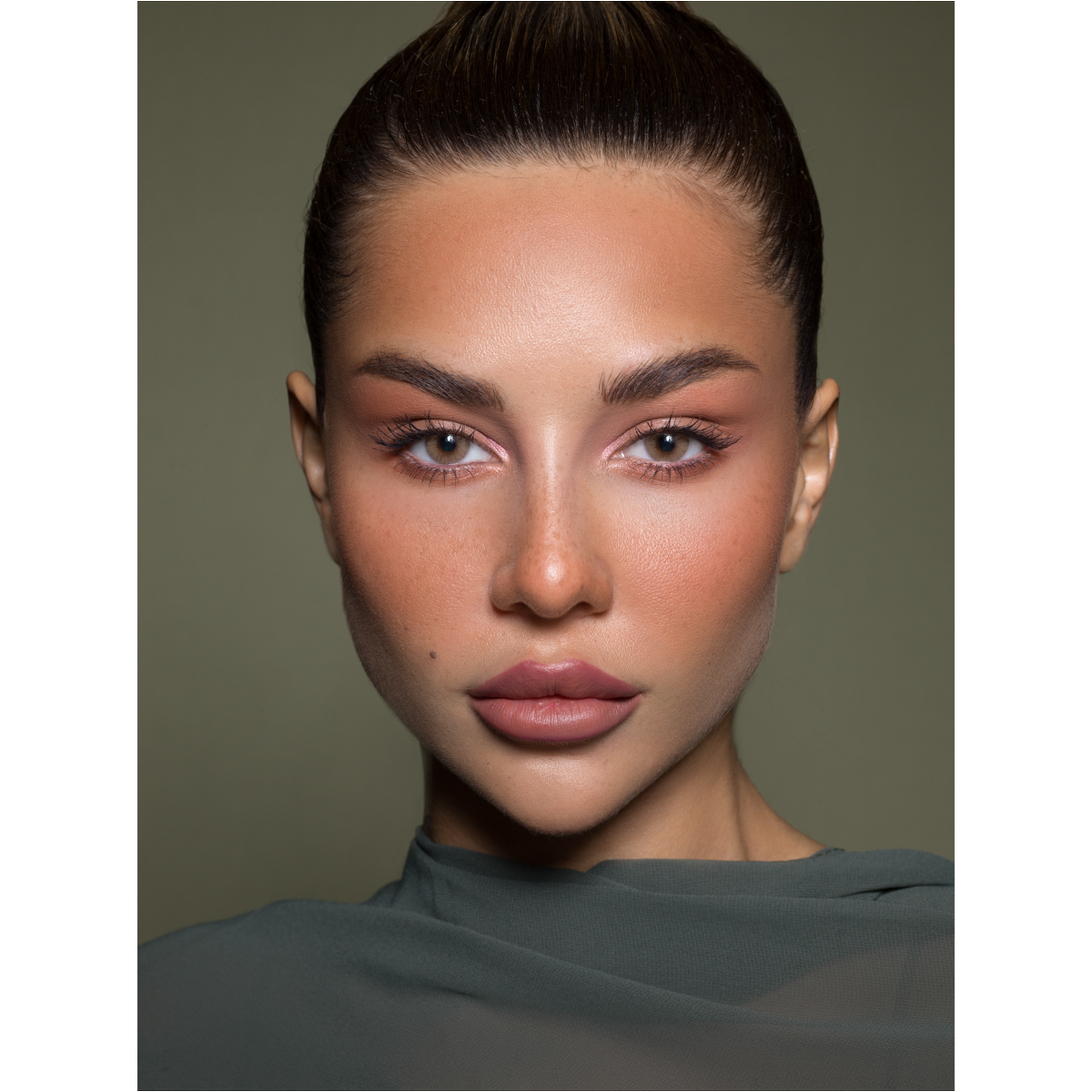 اناستازيا عدسات لاصقة شهرية