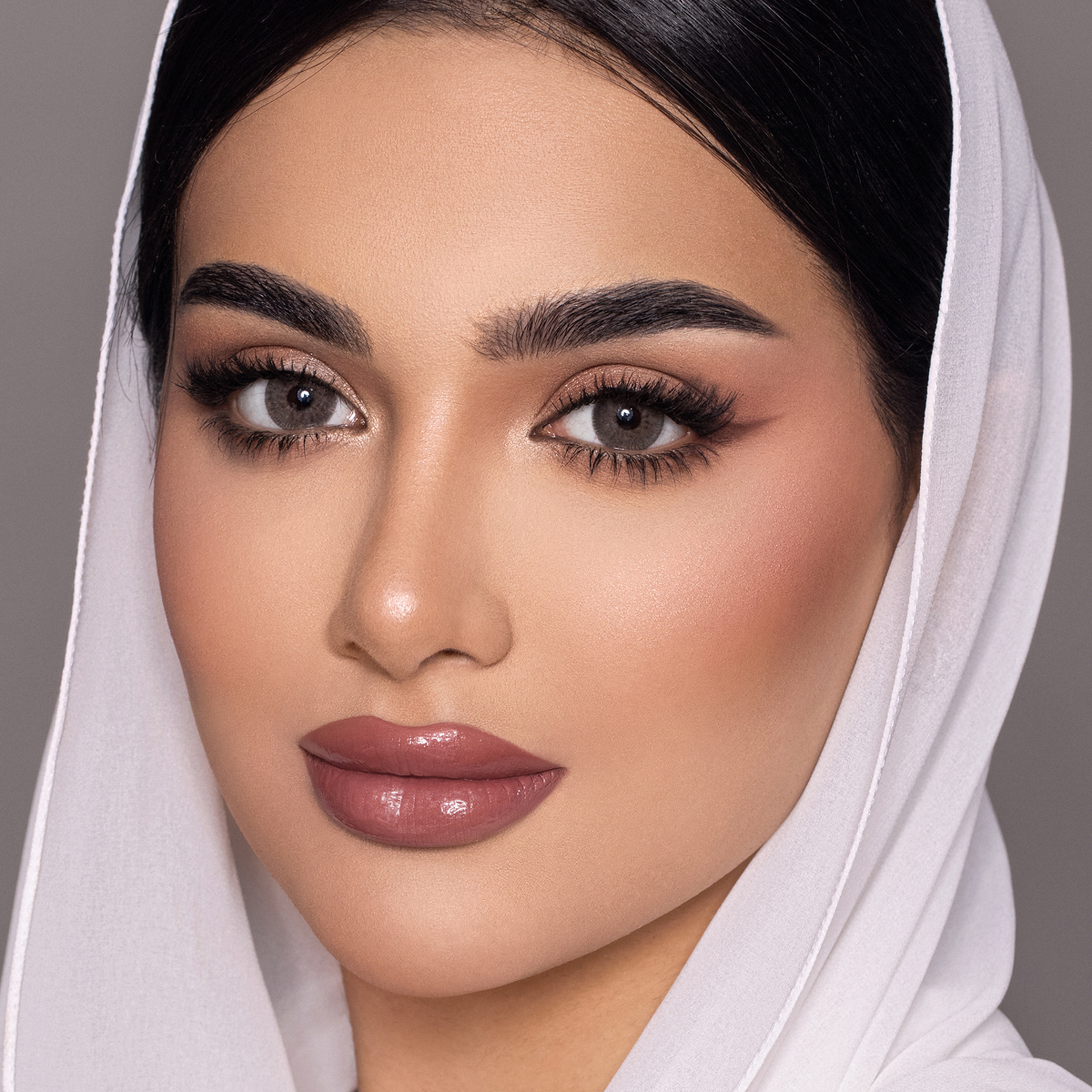 اناستازيا عدسات لاصقة شهرية