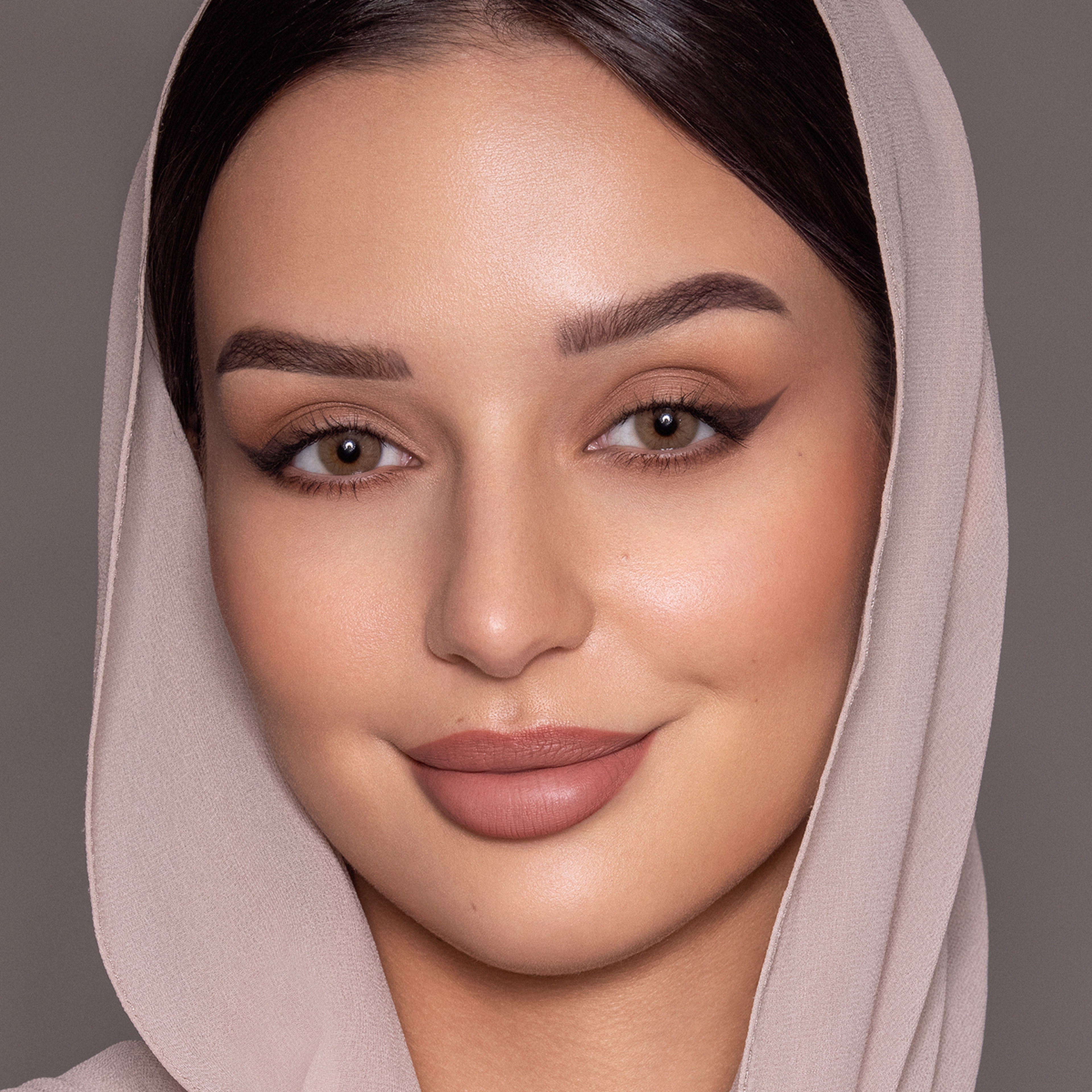 اناستازيا عدسات لاصقة شهرية