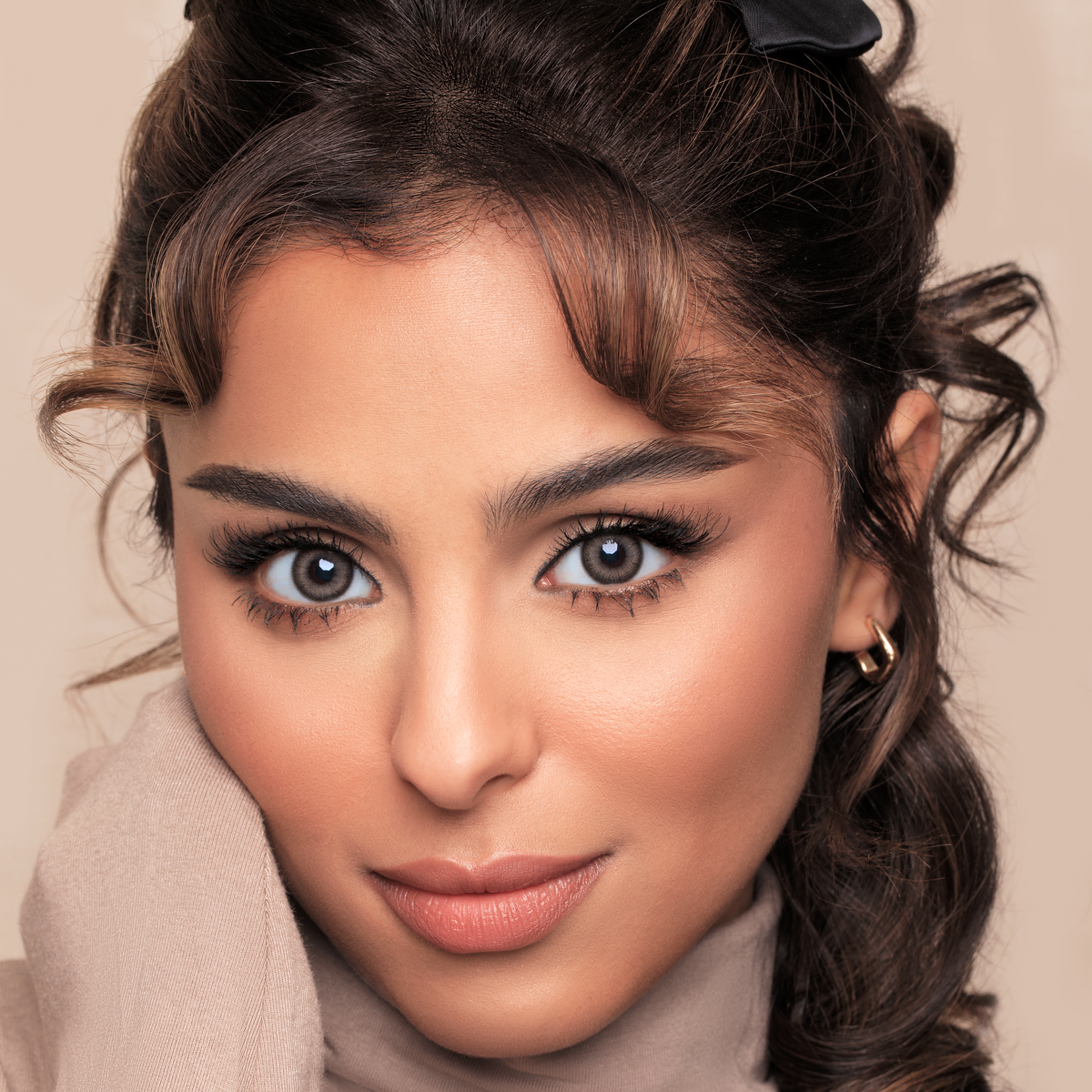 افيل عدسات لاصقة يومية تجميليه