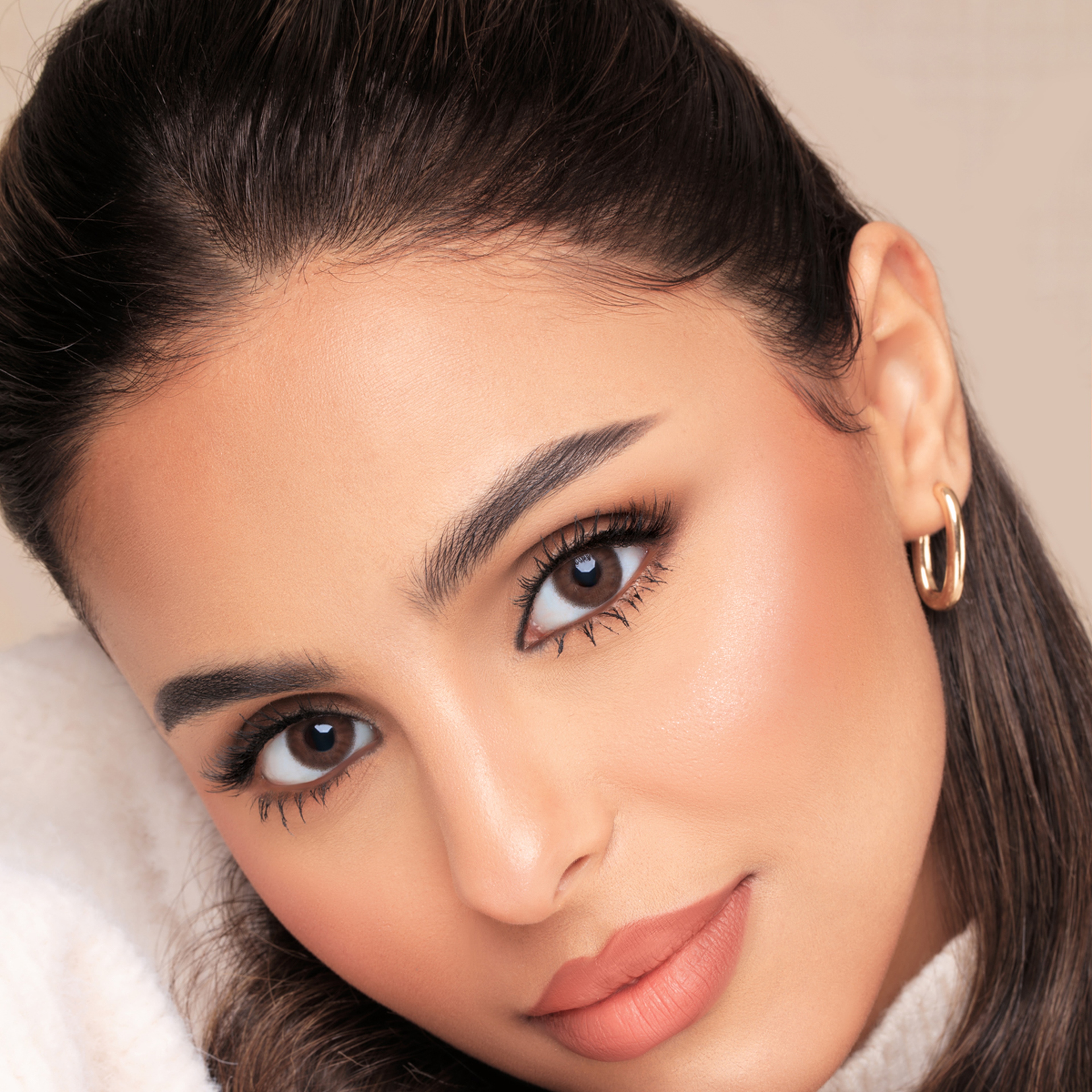 افيل عدسات لاصقة يومية تجميليه