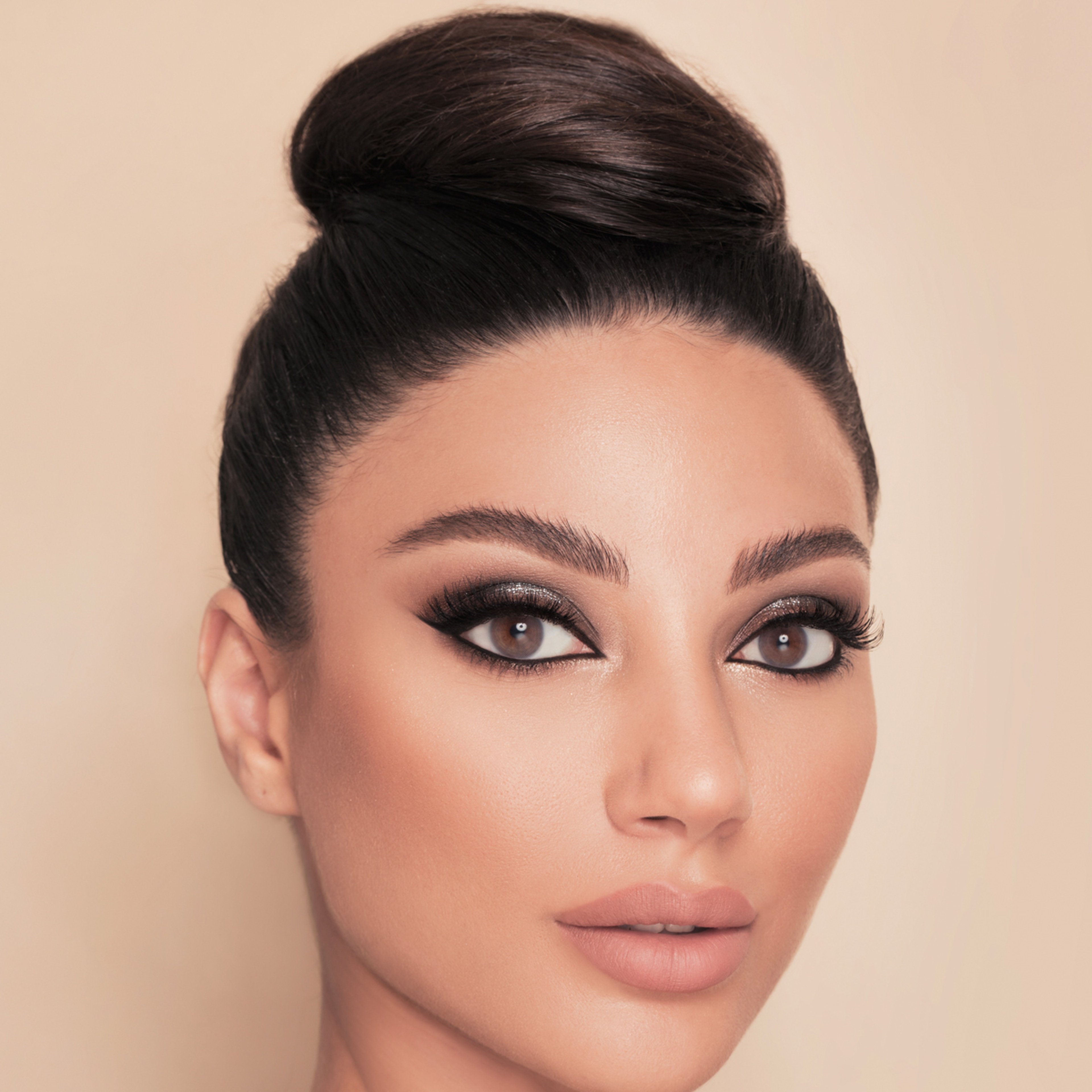 ليندا عدسات لاصقة ملونة