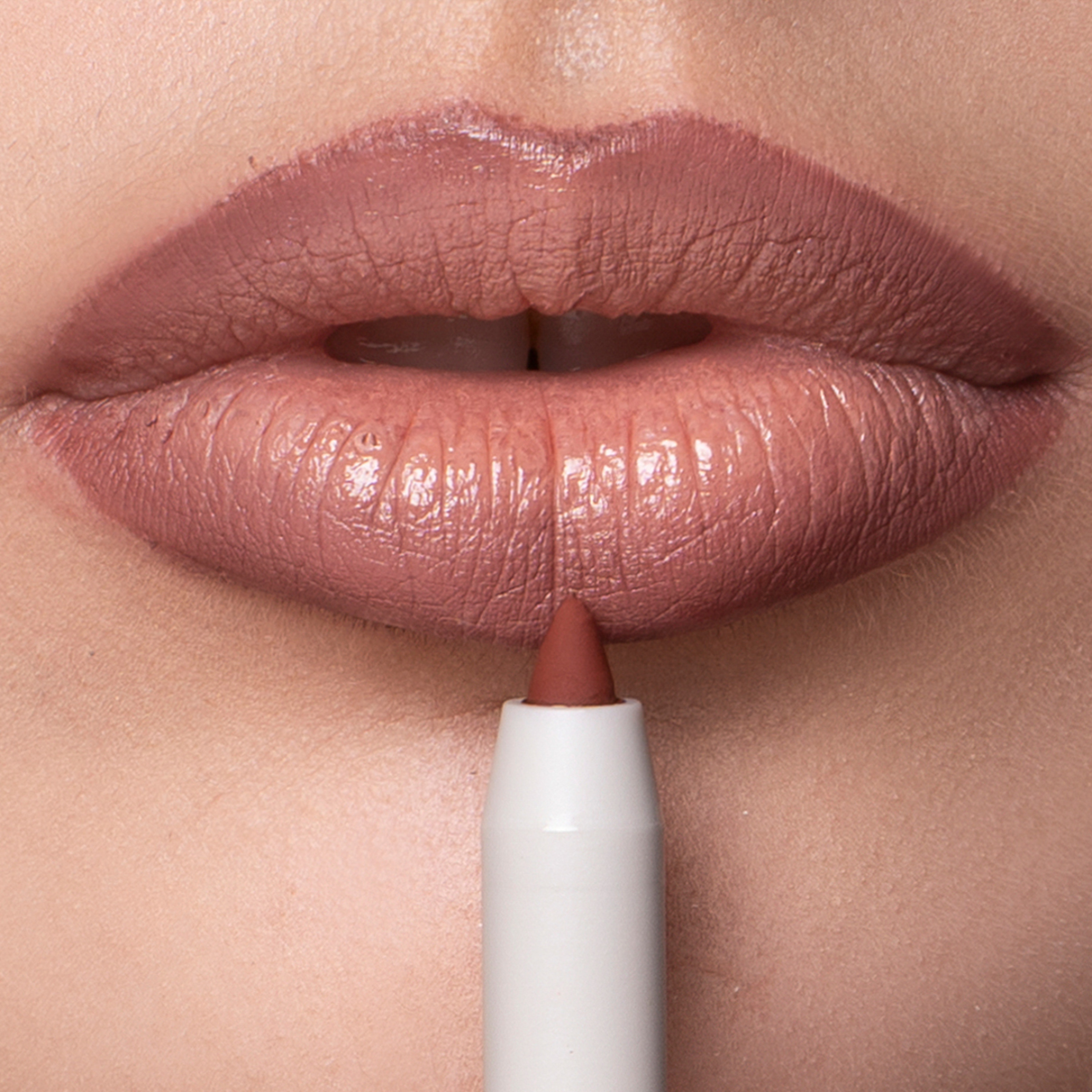 لوكا ذا براون أفير محدد شفاه